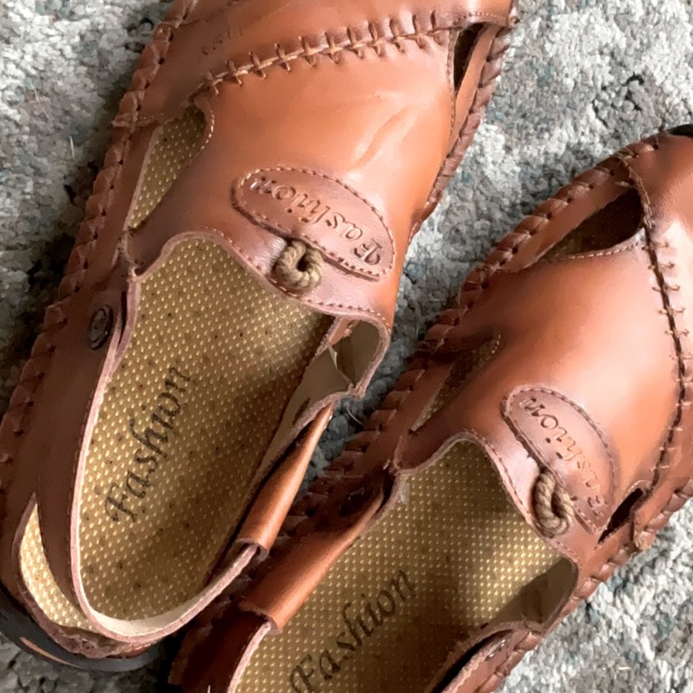 HSY Fashion Leather Sandals Size 8/super comfortable soles Never worn no tags